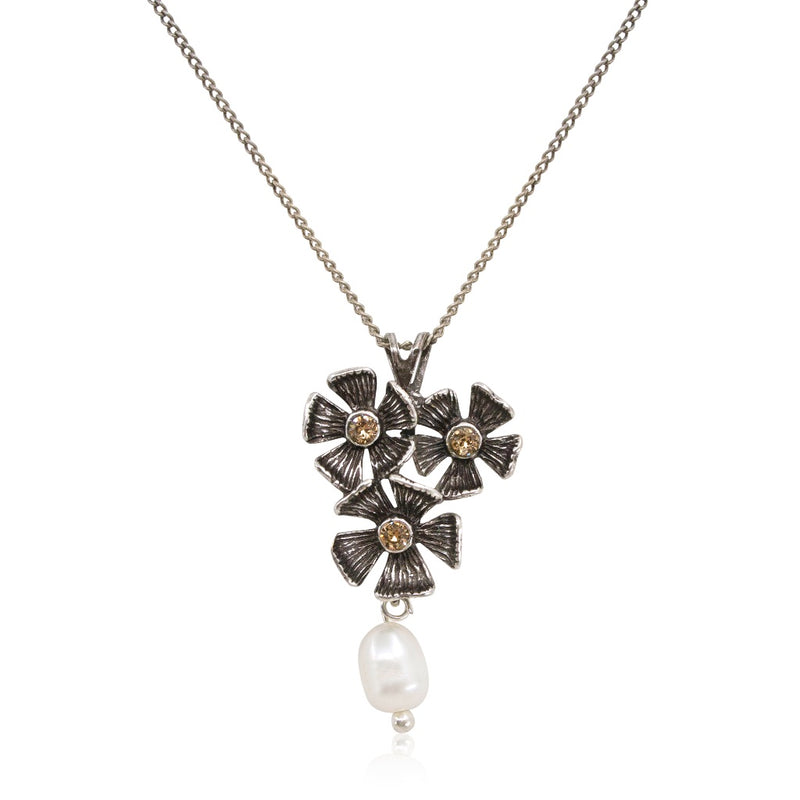 Flower and Pearl Necklace by Eric et Lydie